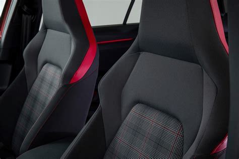 Interni Volkswagen Golf GTI con sedili a scacchi