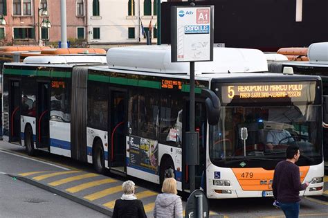 Autobus ACTV in transito a Mestre