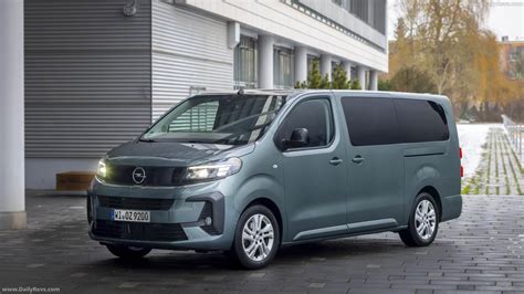Opel Zafira 3rd generation front view