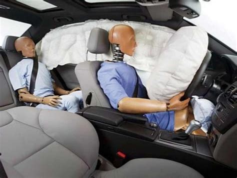 Meccanico controlla sistema airbag auto