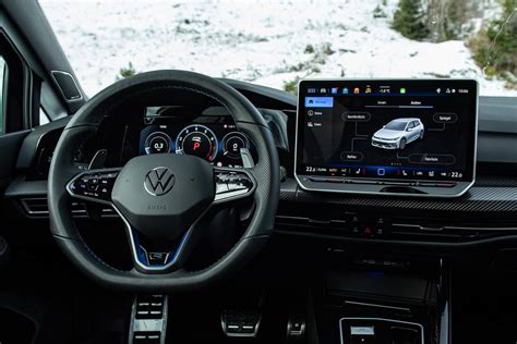 Interni Volkswagen Golf con sistema di infotainment