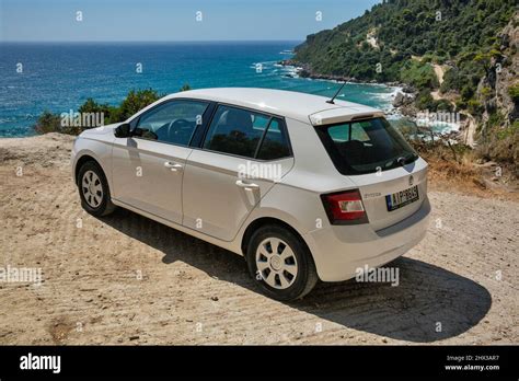 auto bianca parcheggiata in montagna