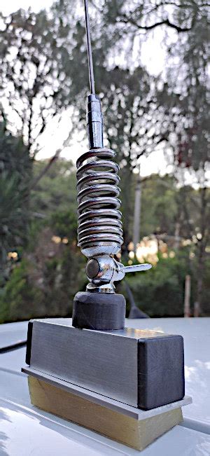 Antenna VHF veicolare montata su automobile