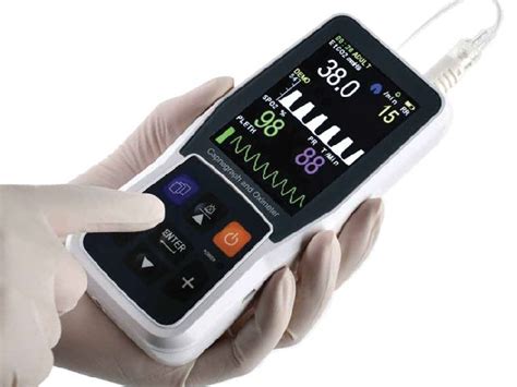Paziente con difficoltà respiratorie e ossimetro