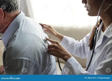 Medico che esamina un paziente con stetoscopio