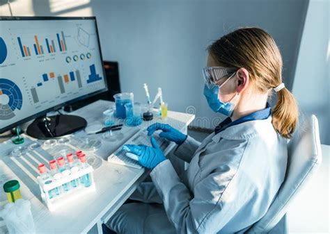 Medico che analizza i risultati di un ECG