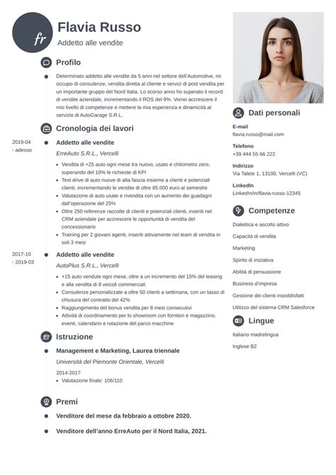 Un consulente alle vendite che discute le specifiche tecniche di un veicolo con un cliente all'interno di uno showroom