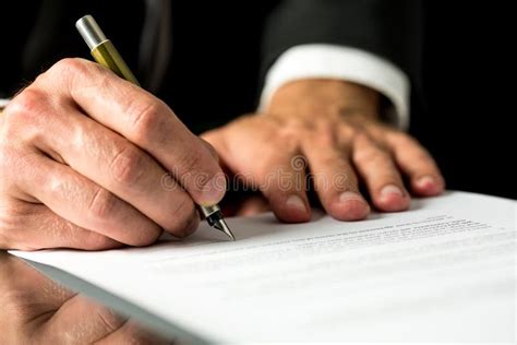 persona che firma un documento