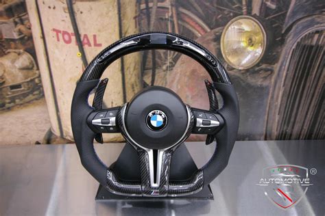 Sezione posteriore del volante di una BMW con fori per sgancio airbag