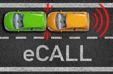 Una moderna autovettura con il logo eCall ben visibile