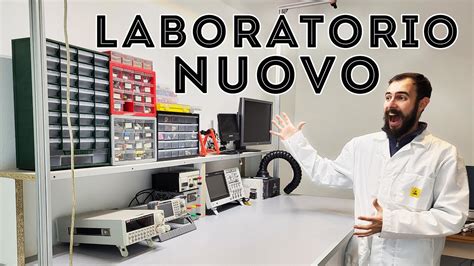 tecnico specializzato al lavoro su banco di prova elettronico