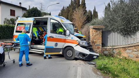 Veicolo coinvolto in un incidente stradale con ambulanza e personale di soccorso
