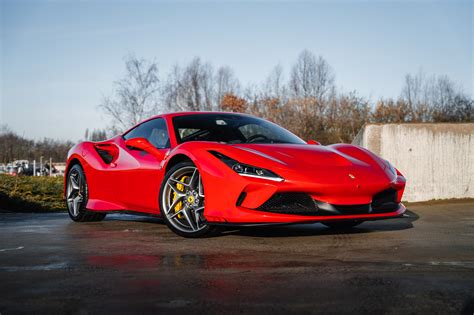 Auto sportiva rossa in corsa