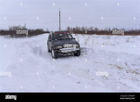 Veicoli 4x4 su strada innevata