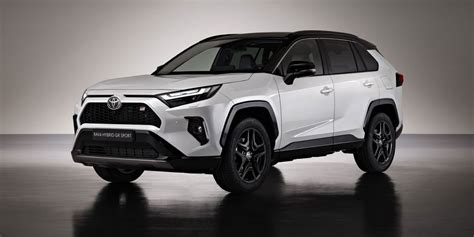 Toyota RAV4 in un paesaggio innevato
