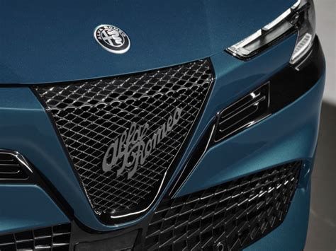 Dettaglio del logo Alfa Romeo sulla griglia anteriore della Junior