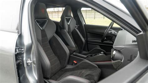 Interni dell'Alfa Romeo Junior con sedili sportivi Sabelt
