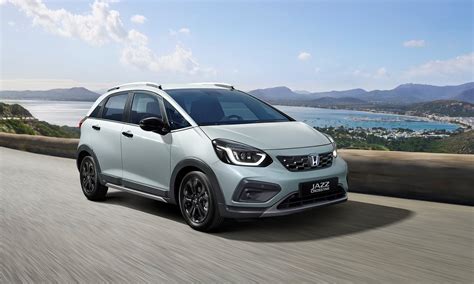 Honda Jazz vista frontale in movimento su strada urbana