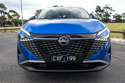 Vista laterale di una Nissan Qashqai J11 che mostra le modanature passaruota