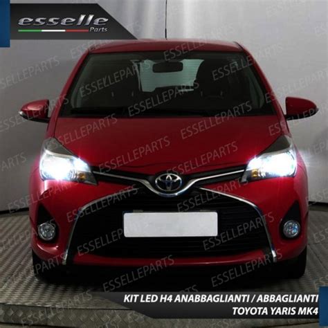 Toyota Yaris con fari a LED accesi di notte
