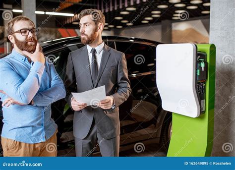 Clienti che parlano con un venditore in un concessionario