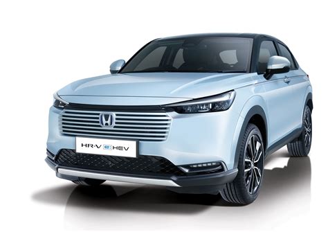Honda HR-V e:HEV in un paesaggio naturale