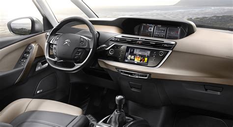 Interni Citroën Grand C4 Picasso con doppio schermo