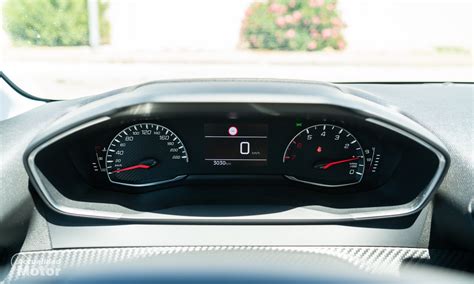 Dettaglio del cruscotto e del sistema di infotainment di una Peugeot 208