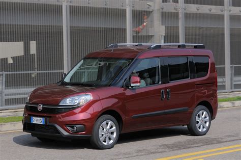 Fiat Doblò 5 posti in un contesto urbano