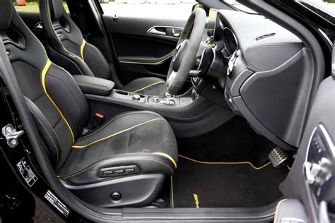 Connettore giallo sotto il sedile dell'auto
