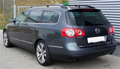 Vista posteriore di una Volkswagen Passat B6 Variant