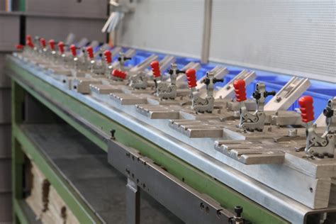 Assemblaggio di cerchi saldati per formare il corpo della stufa