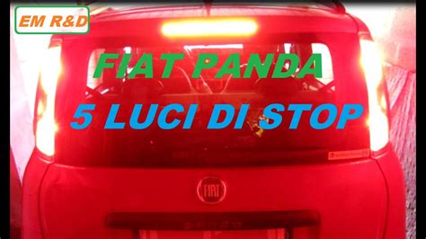 Fiat Panda con fanali posteriori accesi