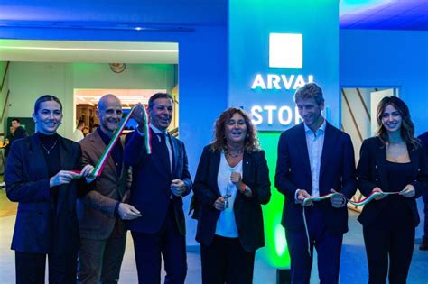 Interno di un Arval Store con personale che parla con un cliente