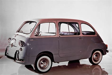 Foto storica della Fiat 600 Multipla in un contesto urbano