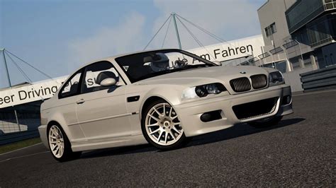 Immagine della BMW E46 M3 in Assetto Corsa, con un focus sui dettagli visivi e sull'ambiente di gioco