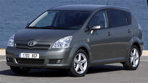 Toyota Corolla Verso 1CD-FTV in fase di manutenzione