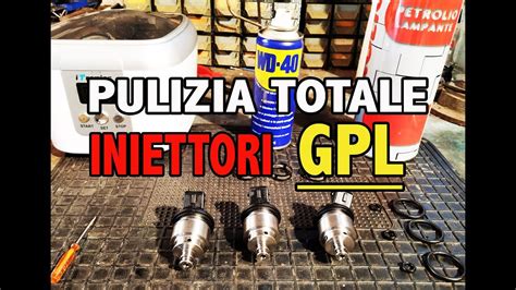 Immagine di un kit per la pulizia manuale degli iniettori GPL con petrolio bianco e cavo bipolare