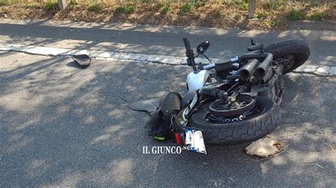 moto che prende una buca