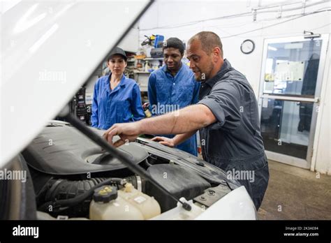 Officina Volkswagen con meccanici al lavoro