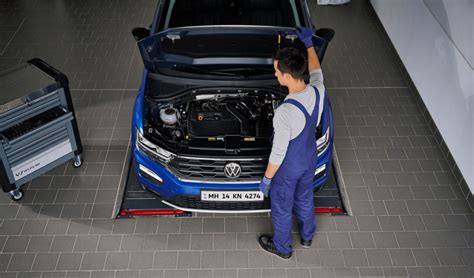 Meccanico Volkswagen che effettua un controllo diagnostico su un'auto