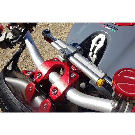 Una motocicletta da cross con ammortizzatore di sterzo Scotts montato