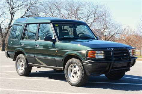Land Rover Discovery 300 TDI in un paesaggio avventuroso