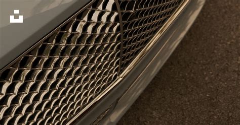 Primo piano di una griglia anteriore di un'auto con insetti e detriti accumulati