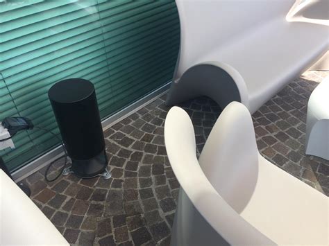 Immagine di diffusori da esterno installati su una terrazza di un locale
