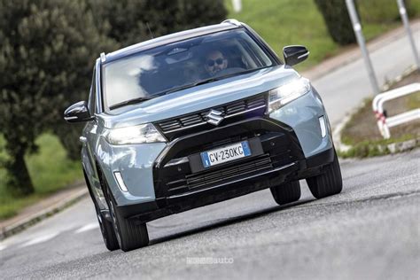Suzuki Vitara vista laterale con pneumatici