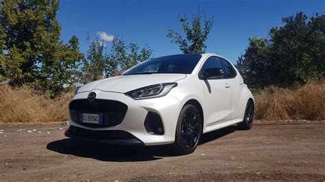 Vista laterale della Mazda 2 Hybrid che mostra le sue dimensioni compatte