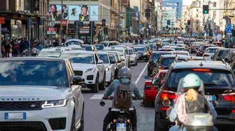 Strada urbana trafficata con auto in coda