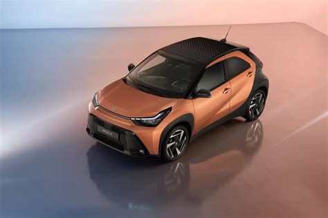 Dettaglio del frontale della Toyota Aygo X con fari LED