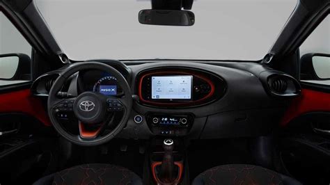 Interni della Toyota Aygo X con display centrale